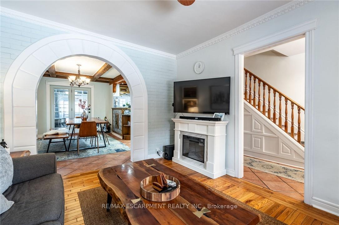 Photo 12 of 164 Edgemont Street S, Hamilton, Delta — HOMEH