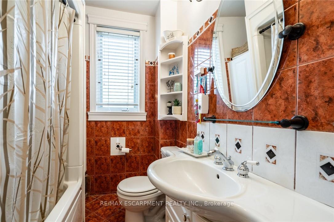 Photo 20 of 164 Edgemont Street S, Hamilton, Delta — HOMEH