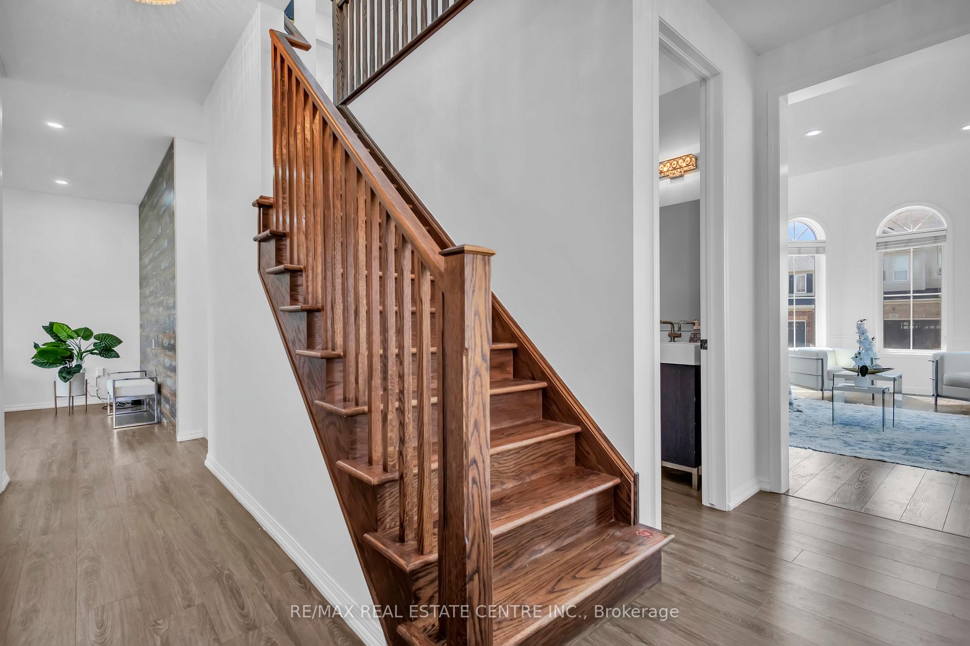 Photo 12 of 52 Silverthorne Drive, Cambridge, Silver Heights — HOMEH