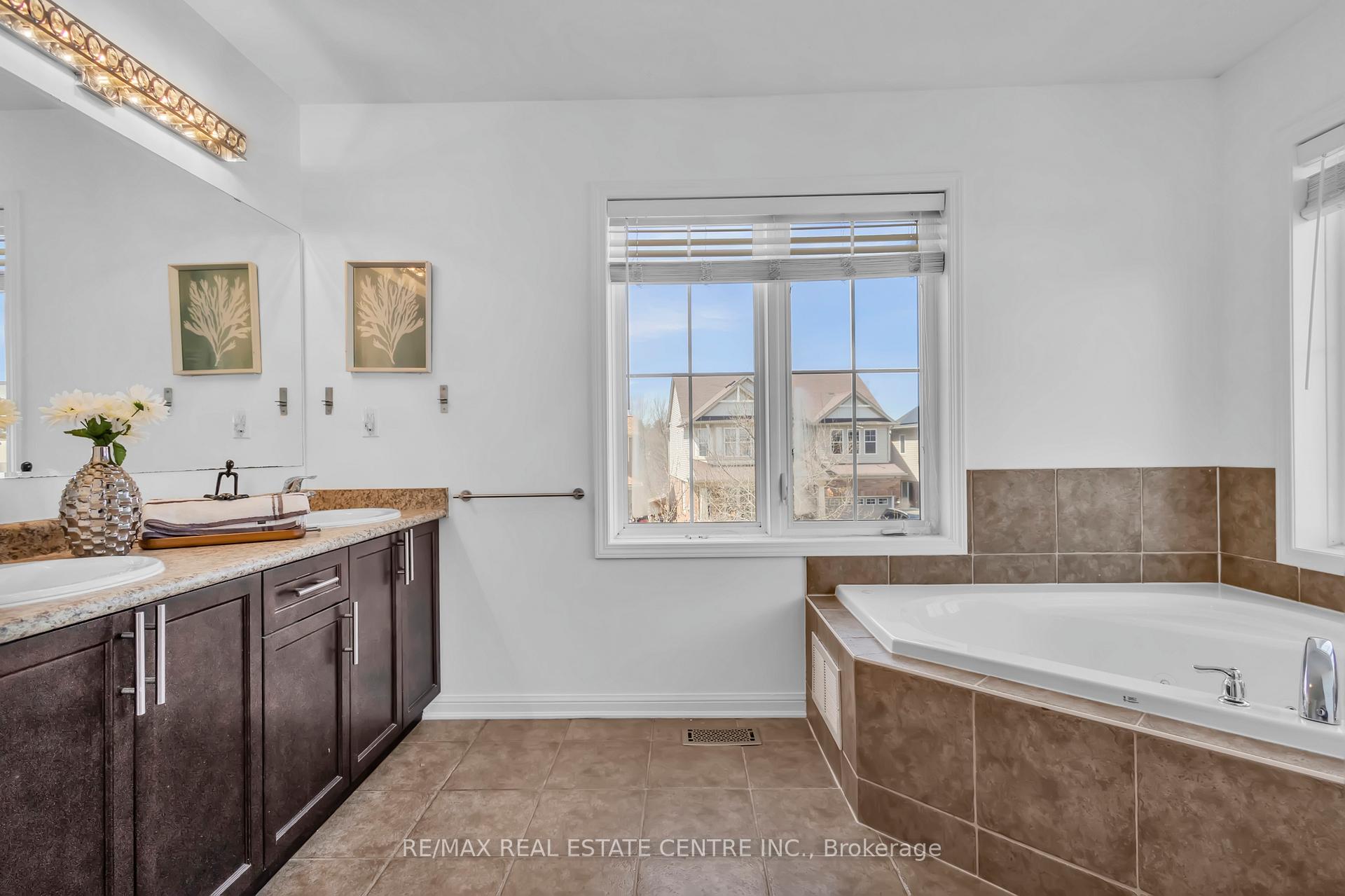 Photo 35 of 52 Silverthorne Drive, Cambridge, Silver Heights — HOMEH