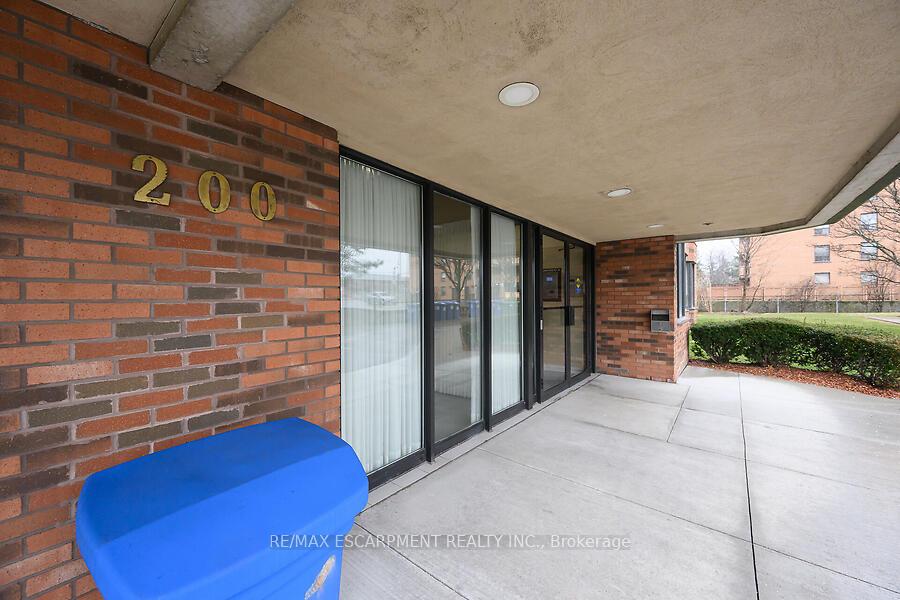 Photo 4 of Unit 405, 200 Limeridge Road W, Hamilton, Rolston — HOMEH