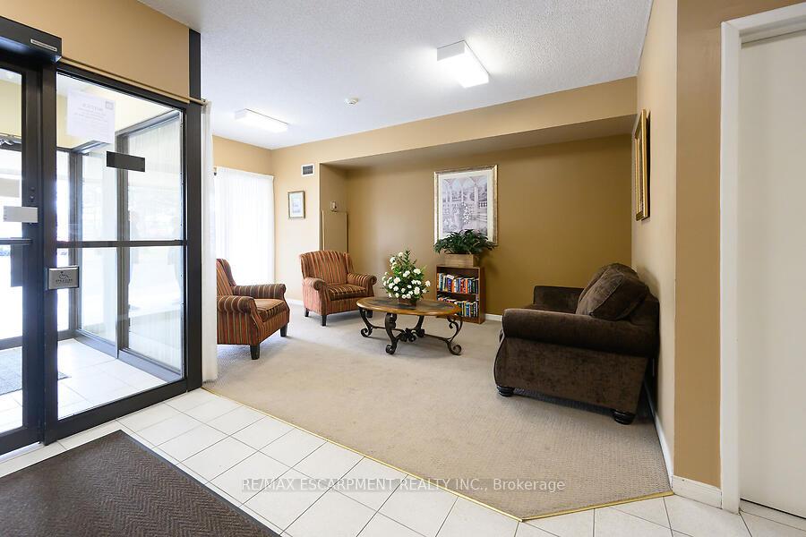 Photo 3 of Unit 405, 200 Limeridge Road W, Hamilton, Rolston — HOMEH