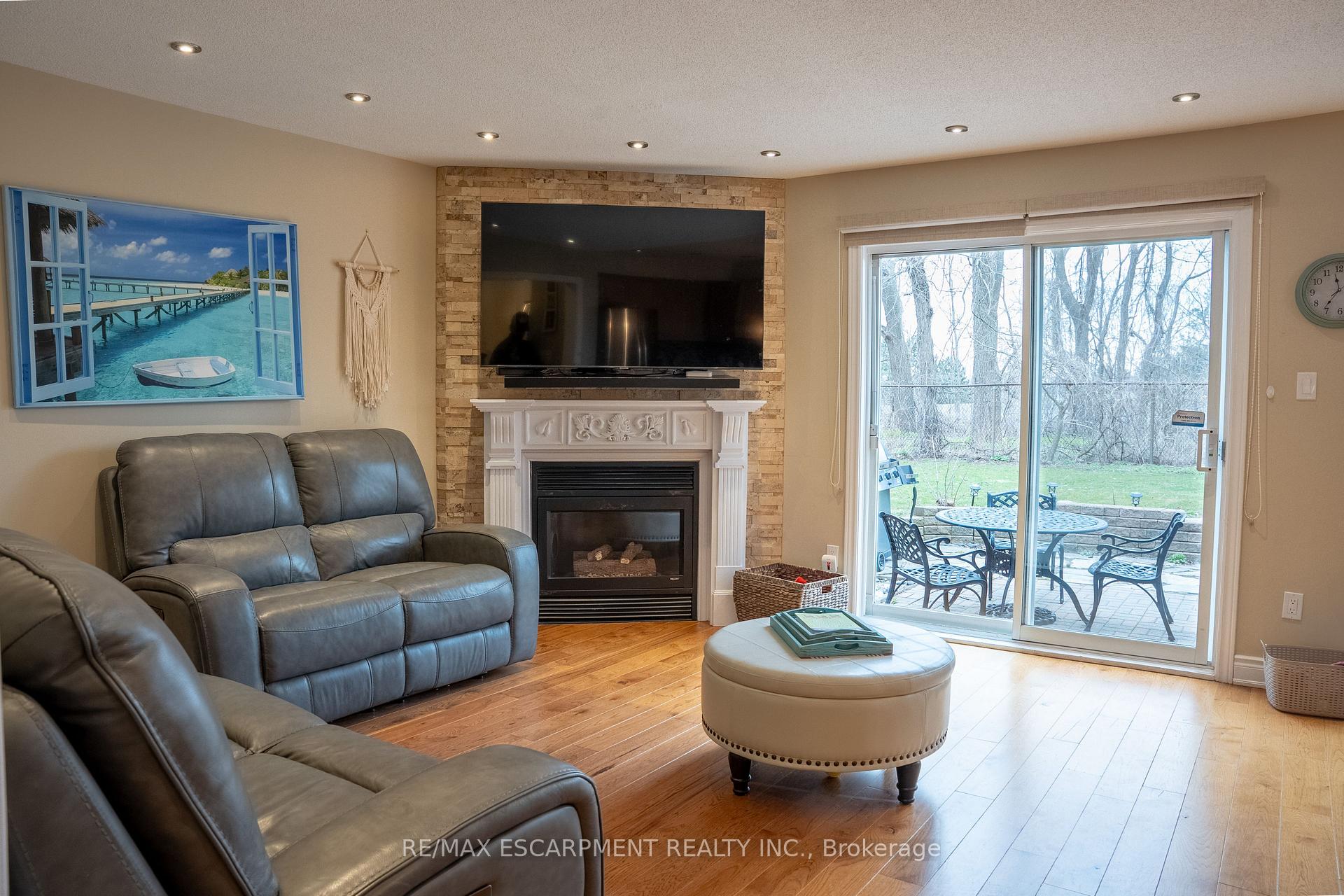 Photo 15 of Unit 12, 320 Hamilton Drive, Hamilton, Ancaster — HOMEH