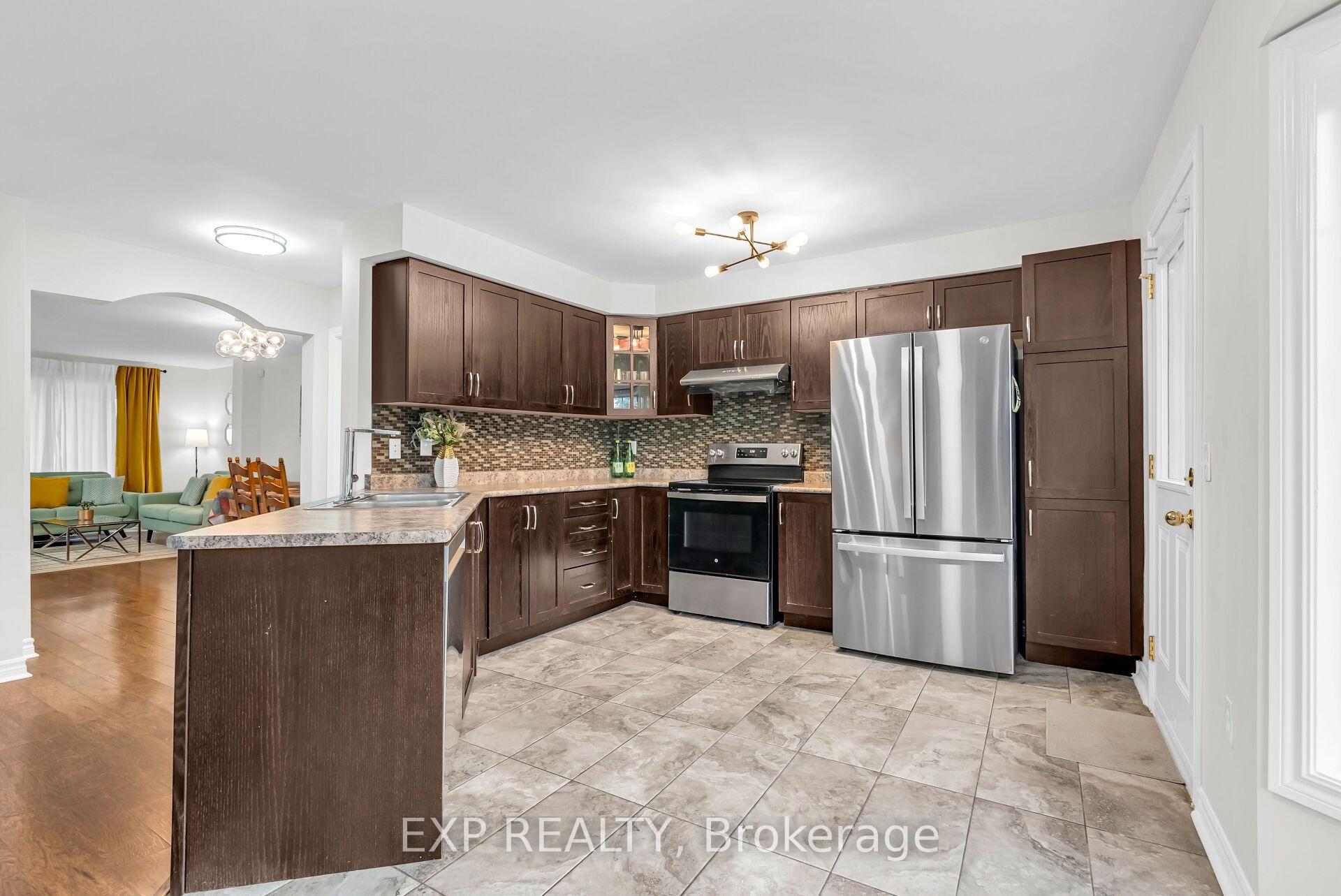 Photo 4 of 84 Seaside Circle, Brampton, Sandringham-Wellington — HOMEH