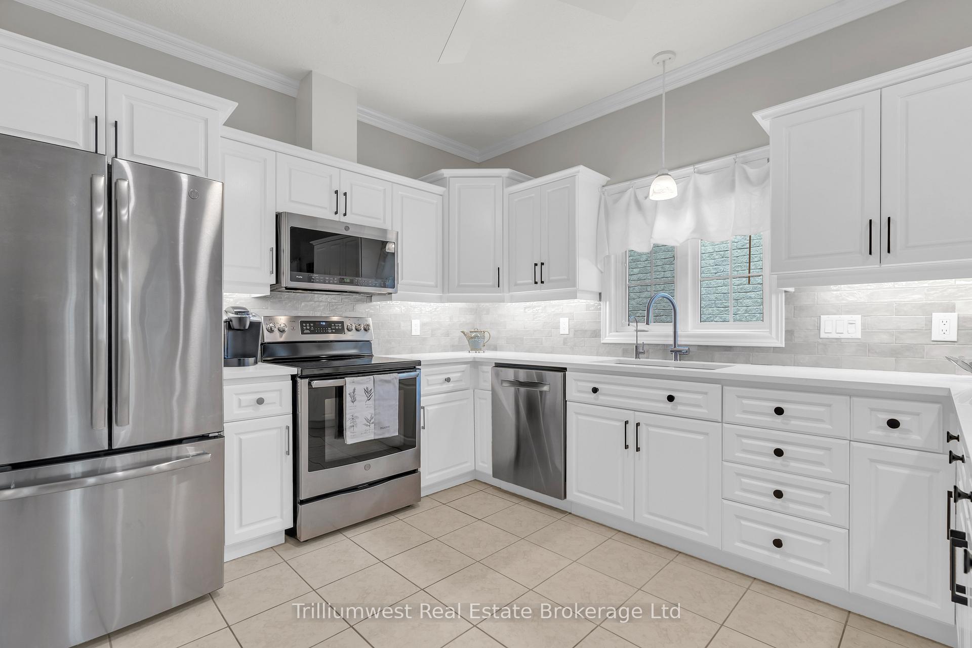 Photo 8 of 302 Farley Drive, Guelph, Pineridge/Westminster Woods — HOMEH