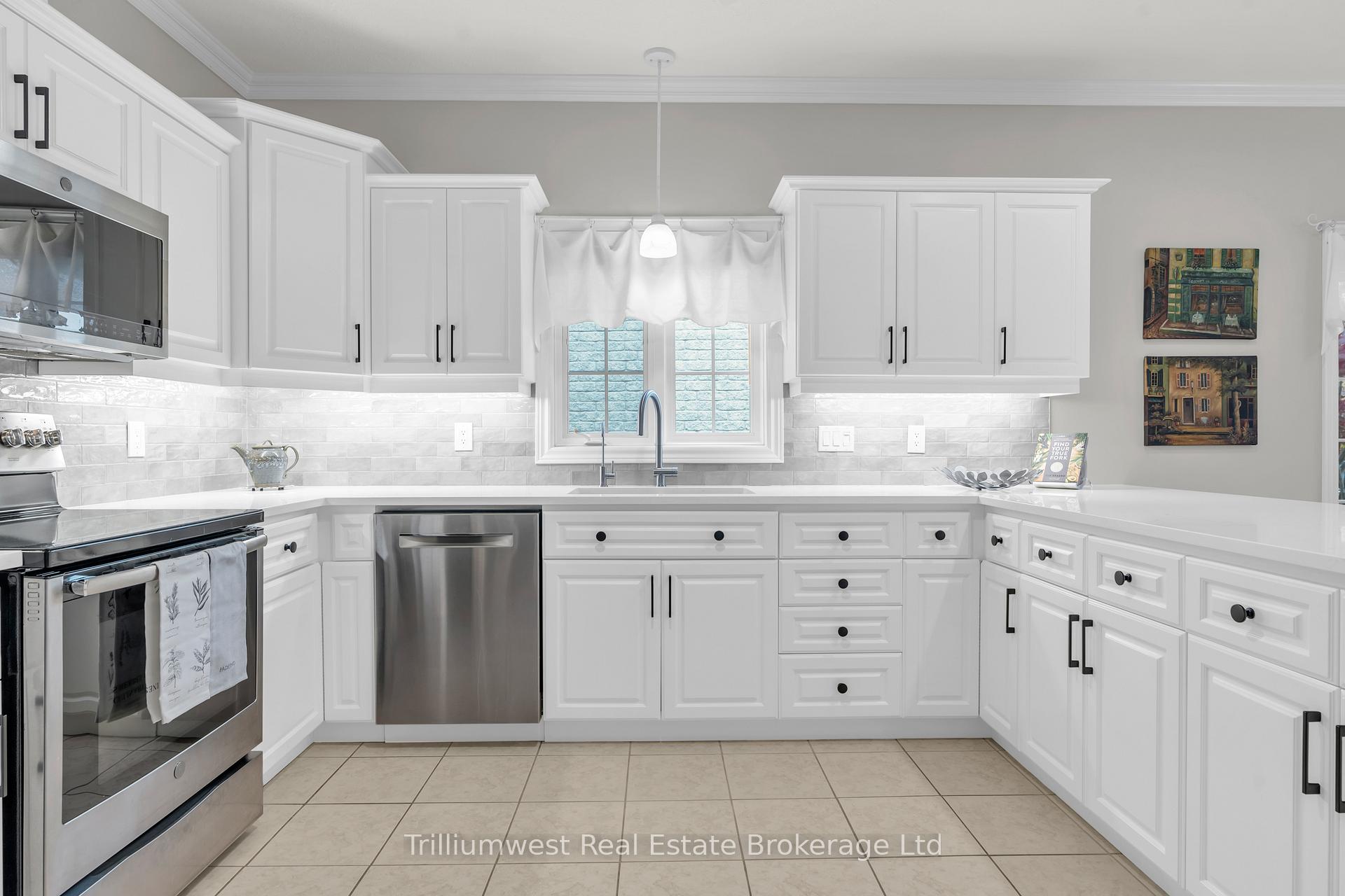 Photo 9 of 302 Farley Drive, Guelph, Pineridge/Westminster Woods — HOMEH