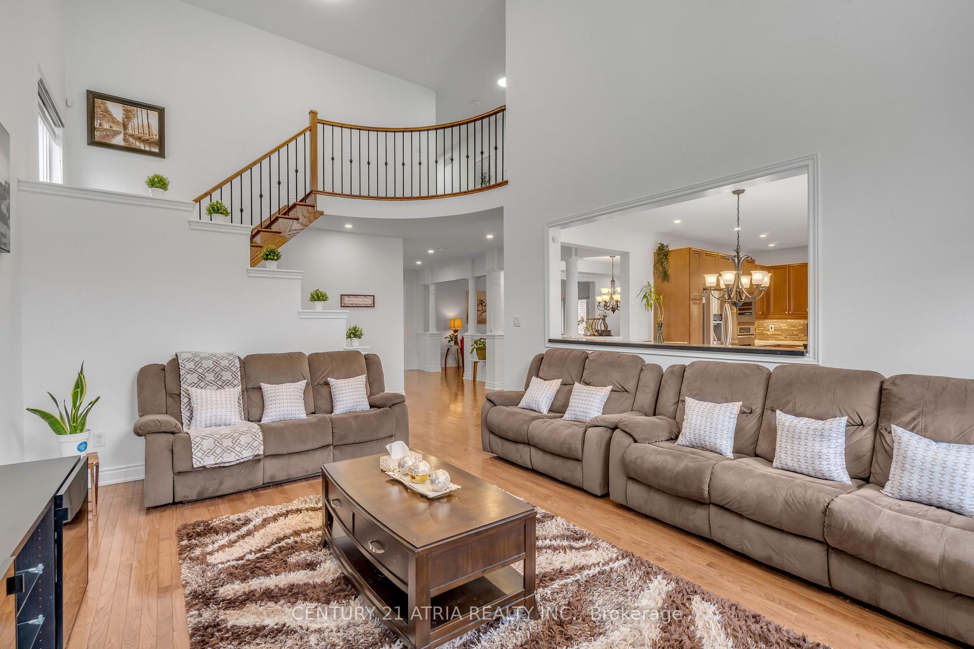 Photo 15 of 10 Louvain Drive, Brampton, Vales of Castlemore North — HOMEH