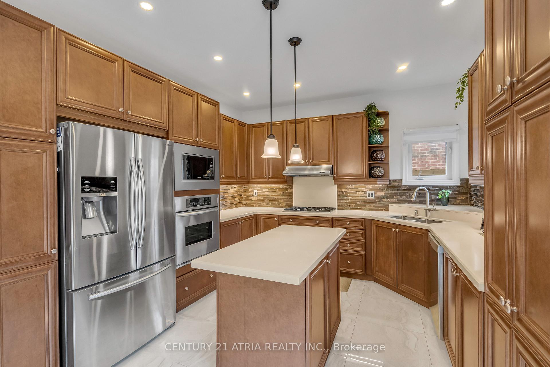 Photo 14 of 10 Louvain Drive, Brampton, Vales of Castlemore North — HOMEH