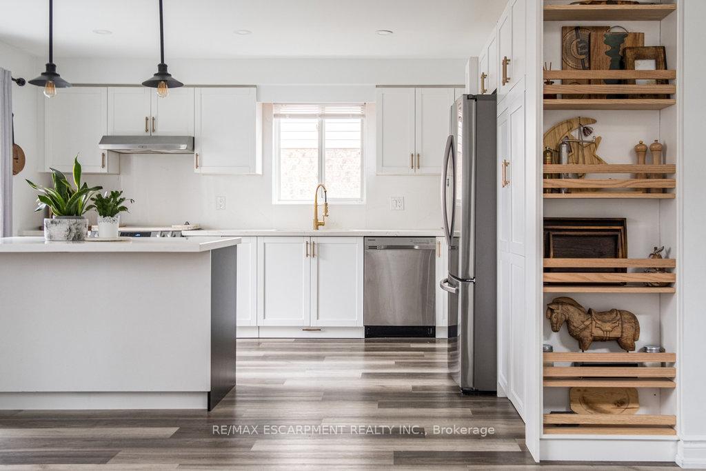Photo 11 of 135 Arrowhead Drive, Hamilton, Allison — HOMEH