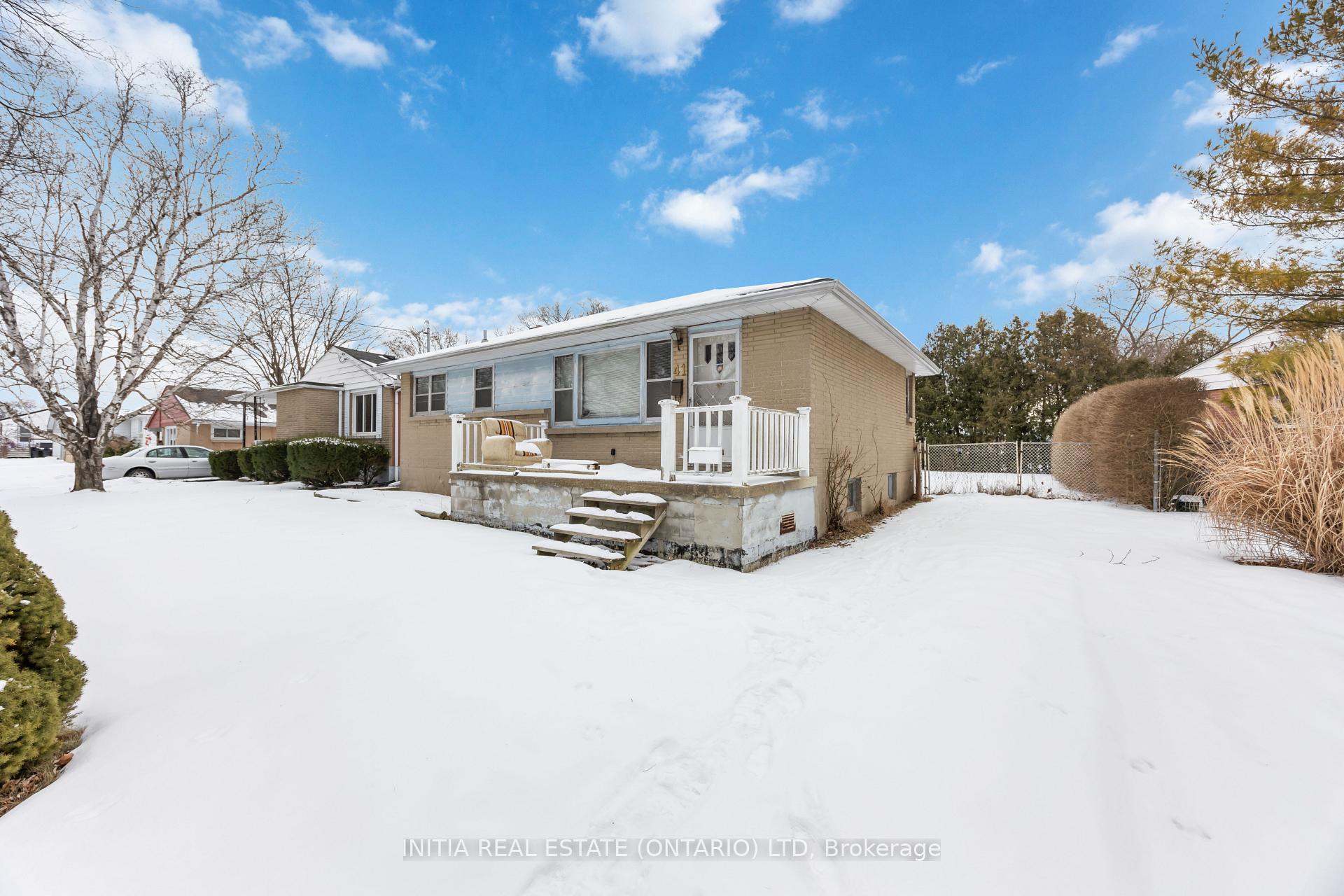 Photo 2 of 41 Tunis Avenue, Sarnia — HOMEH