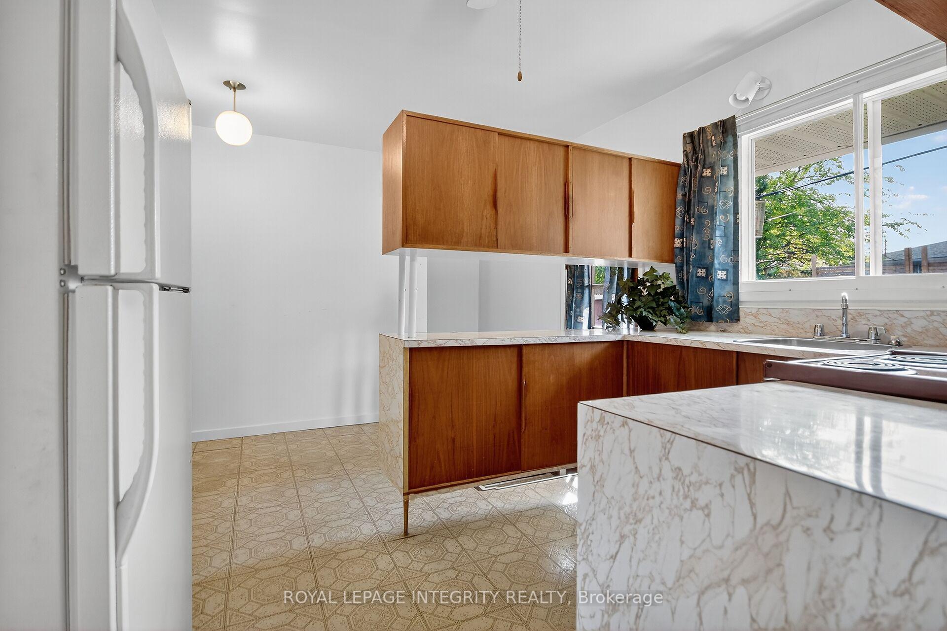 Photo 3 of 2106 Dunelm Street, Ottawa, Elmvale Acres/Urbandale — HOMEH