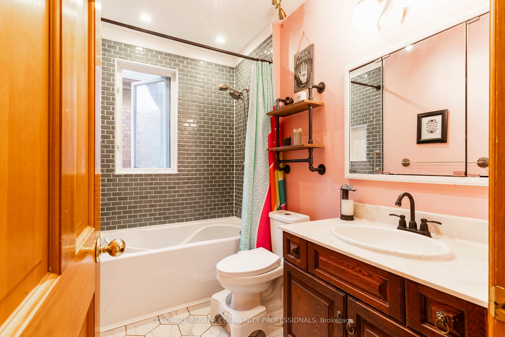 Photo 25 of 146 Walnut Street S, Hamilton, Corktown — HOMEH