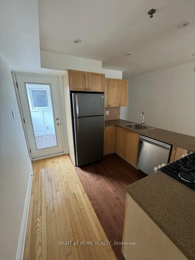 Photo 4 of Unit 301, 95 Spadina Road, Toronto, The Annex — HOMEH
