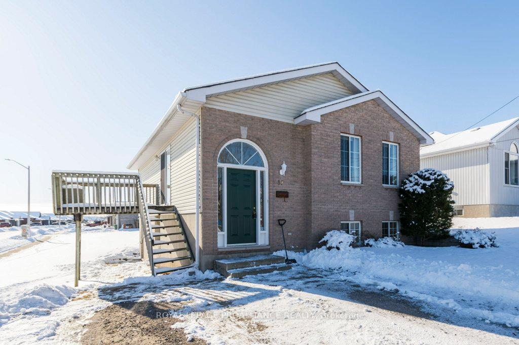 Photo 2 of 37 Tice Crescent, Belleville, Belleville Ward — HOMEH