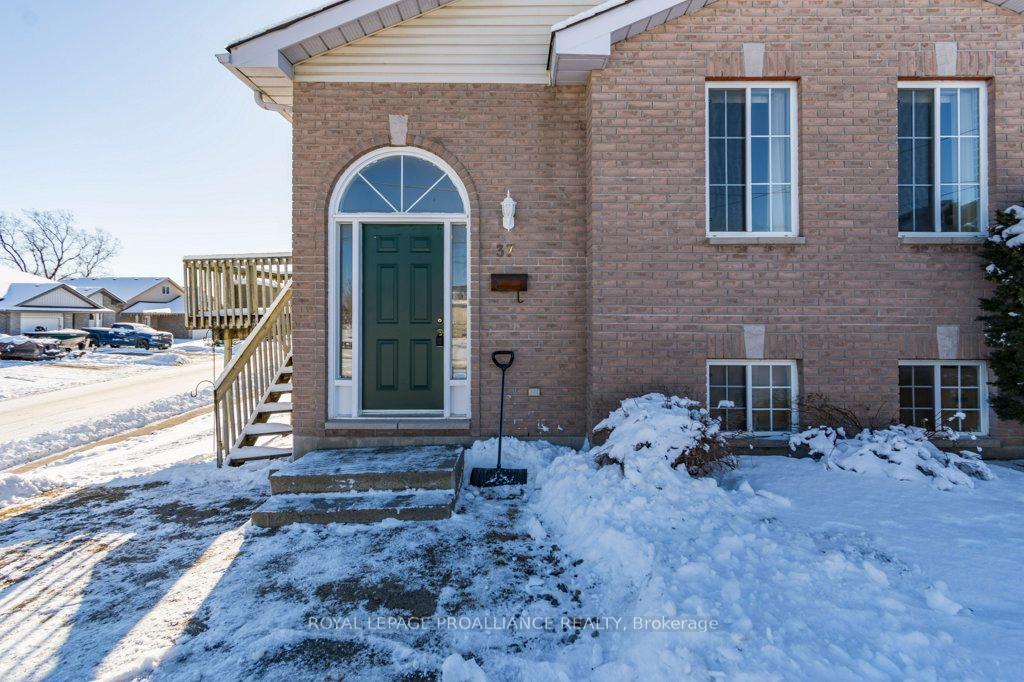 Photo 3 of 37 Tice Crescent, Belleville, Belleville Ward — HOMEH
