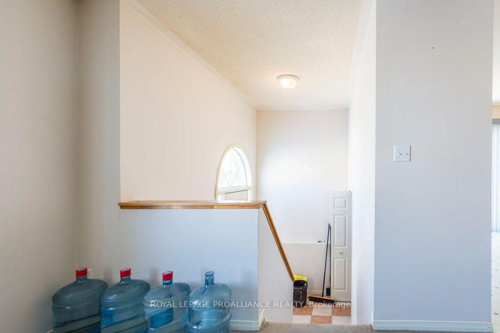 Photo 4 of 37 Tice Crescent, Belleville, Belleville Ward — HOMEH