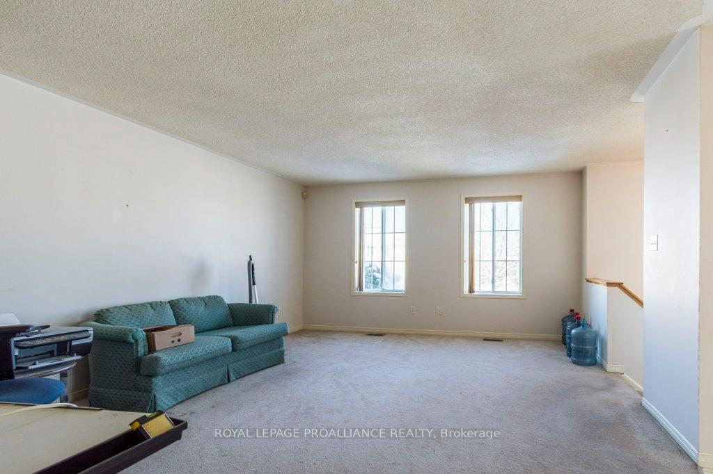 Photo 7 of 37 Tice Crescent, Belleville, Belleville Ward — HOMEH