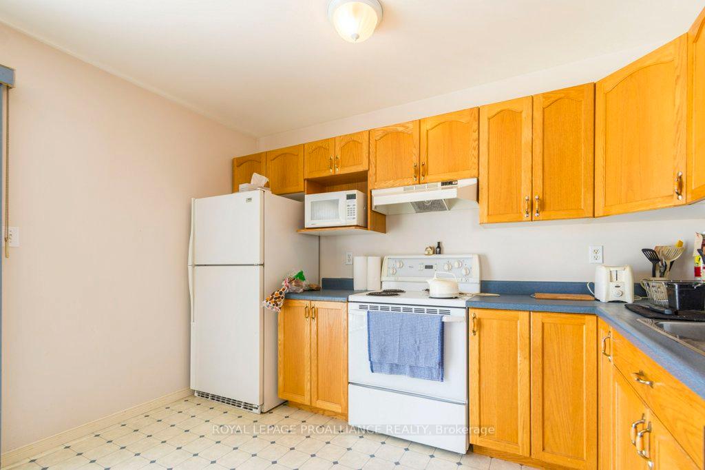 Photo 11 of 37 Tice Crescent, Belleville, Belleville Ward — HOMEH
