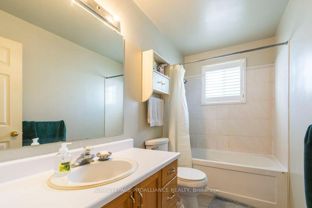 Photo 16 of 37 Tice Crescent, Belleville, Belleville Ward — HOMEH