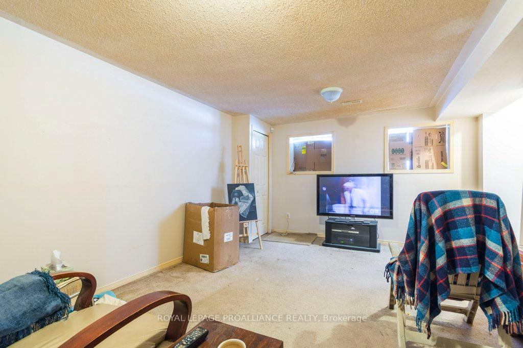 Photo 18 of 37 Tice Crescent, Belleville, Belleville Ward — HOMEH