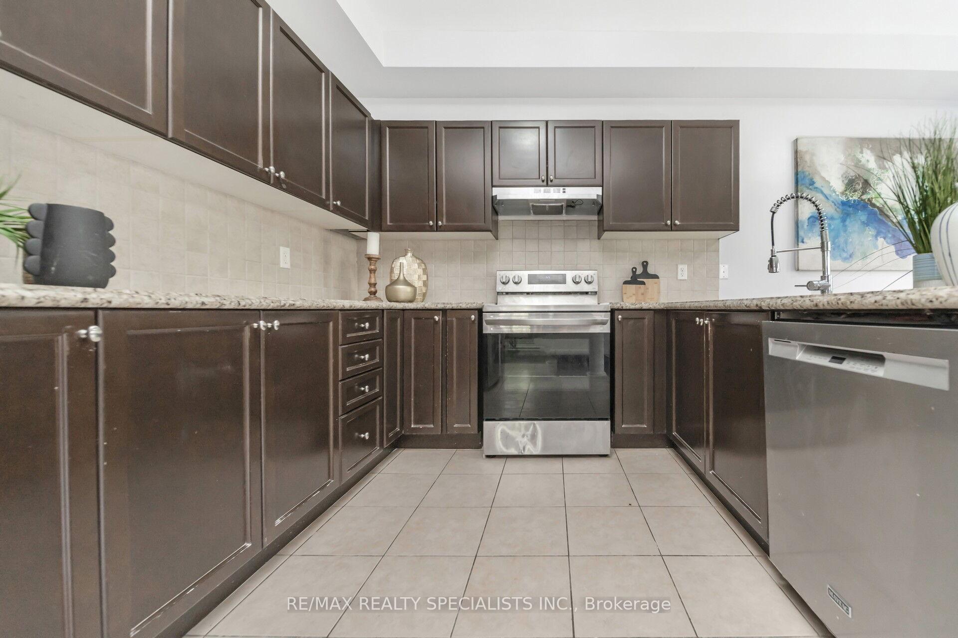 Photo 8 of 91 Laprade Square, Clarington, Bowmanville — HOMEH