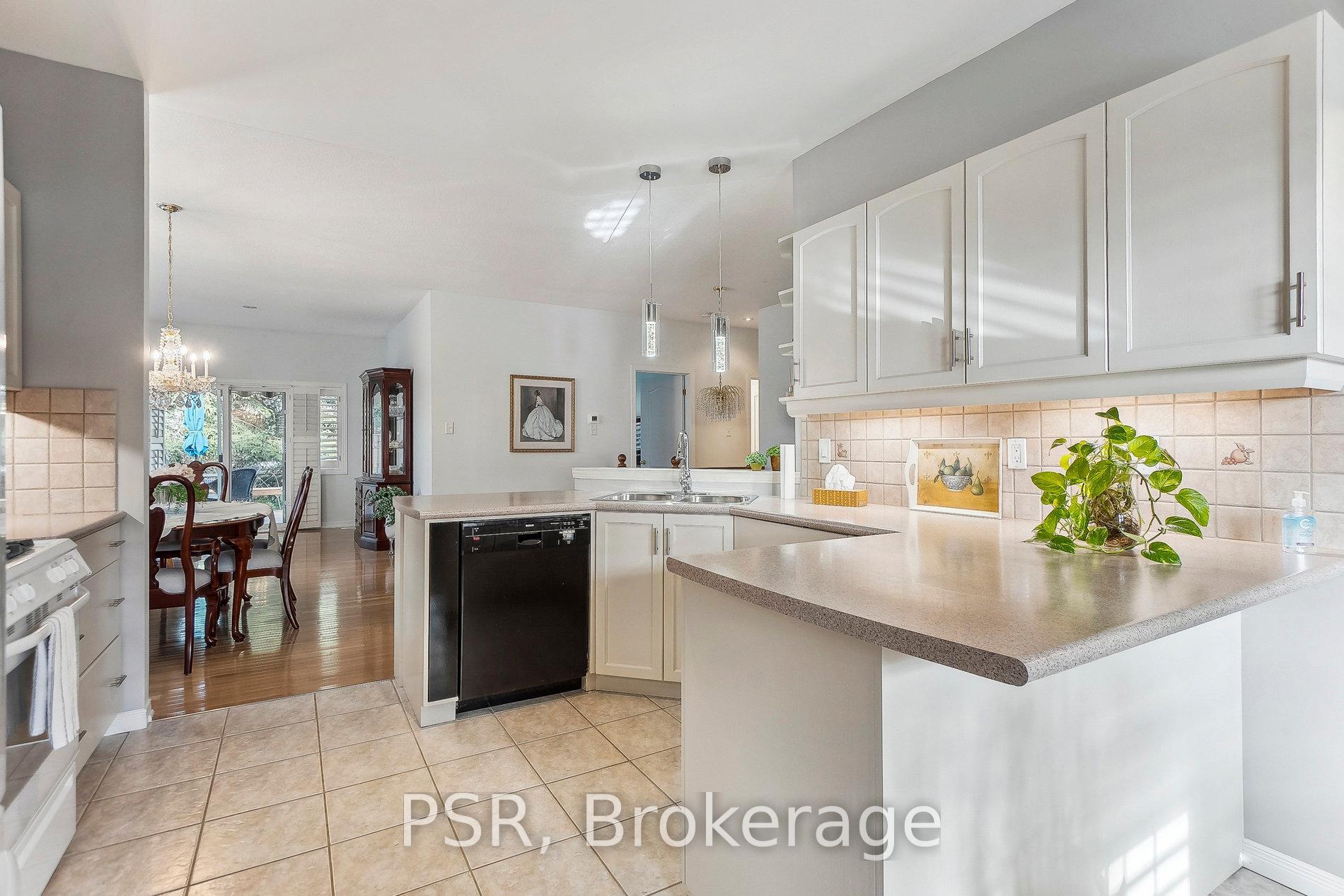 Photo 3 of Unit 2, 212 Stonehenge Drive W, Hamilton, Meadowlands — HOMEH
