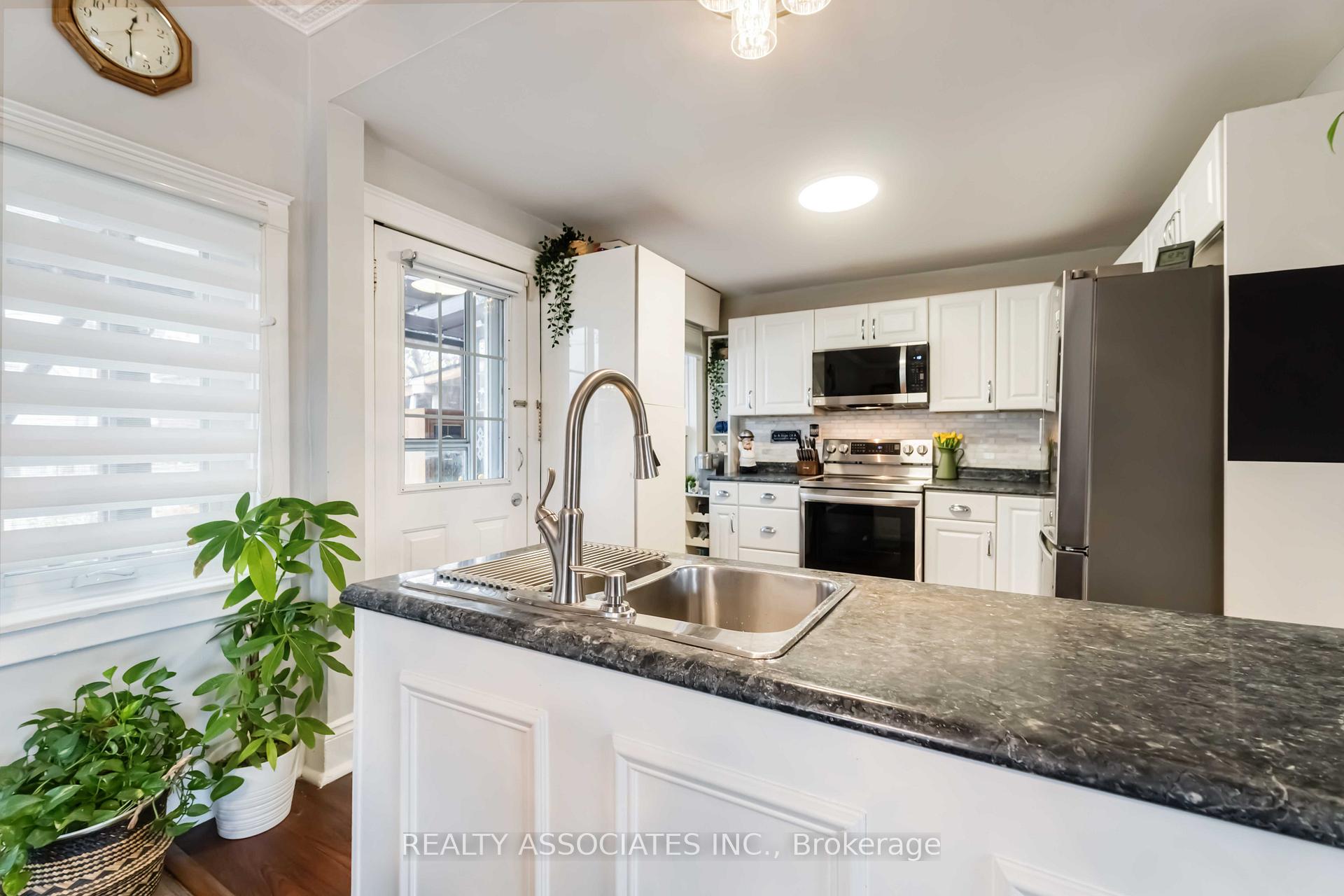 Photo 9 of 49 Connaught Avenue N, Hamilton, Stipley — HOMEH