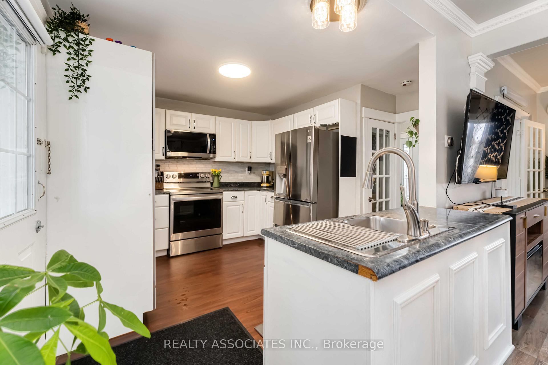 Photo 6 of 49 Connaught Avenue N, Hamilton, Stipley — HOMEH