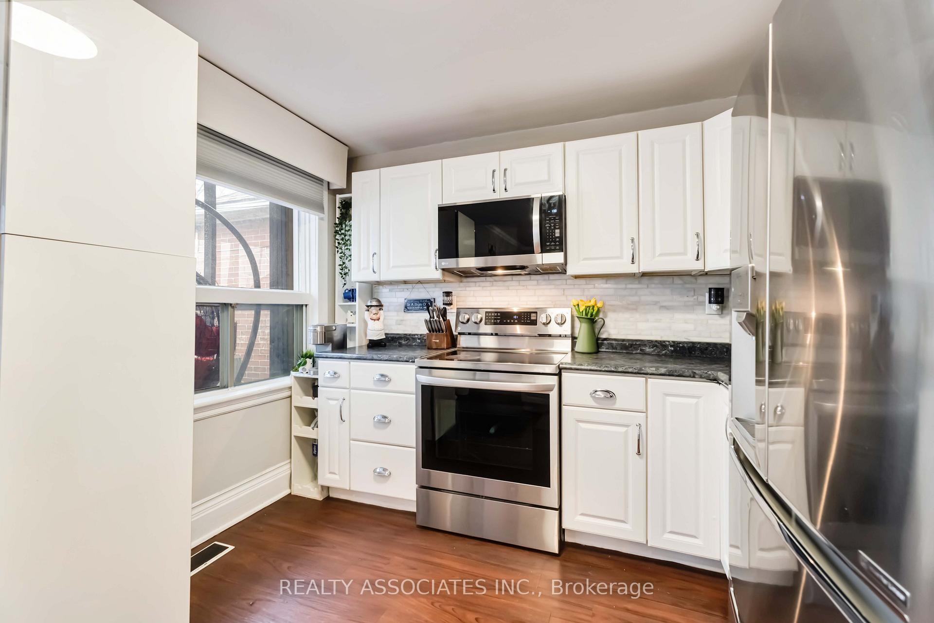 Photo 4 of 49 Connaught Avenue N, Hamilton, Stipley — HOMEH