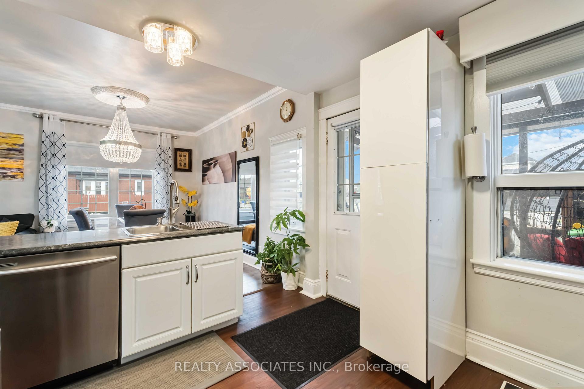 Photo 12 of 49 Connaught Avenue N, Hamilton, Stipley — HOMEH