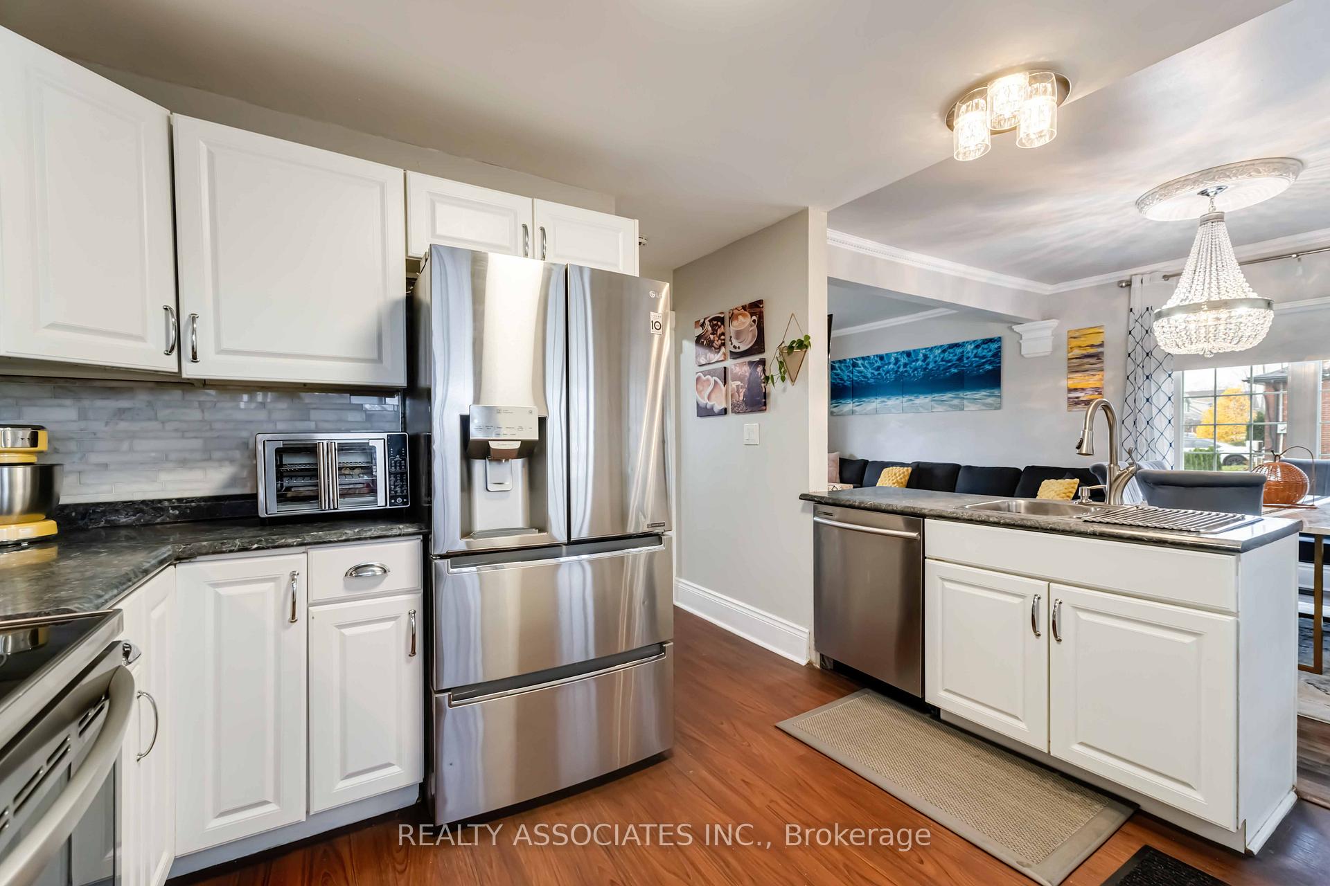 Photo 14 of 49 Connaught Avenue N, Hamilton, Stipley — HOMEH