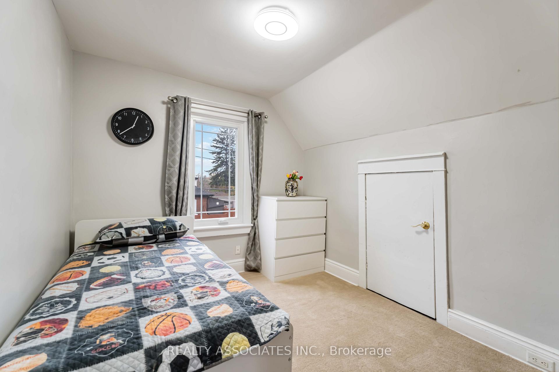 Photo 18 of 49 Connaught Avenue N, Hamilton, Stipley — HOMEH