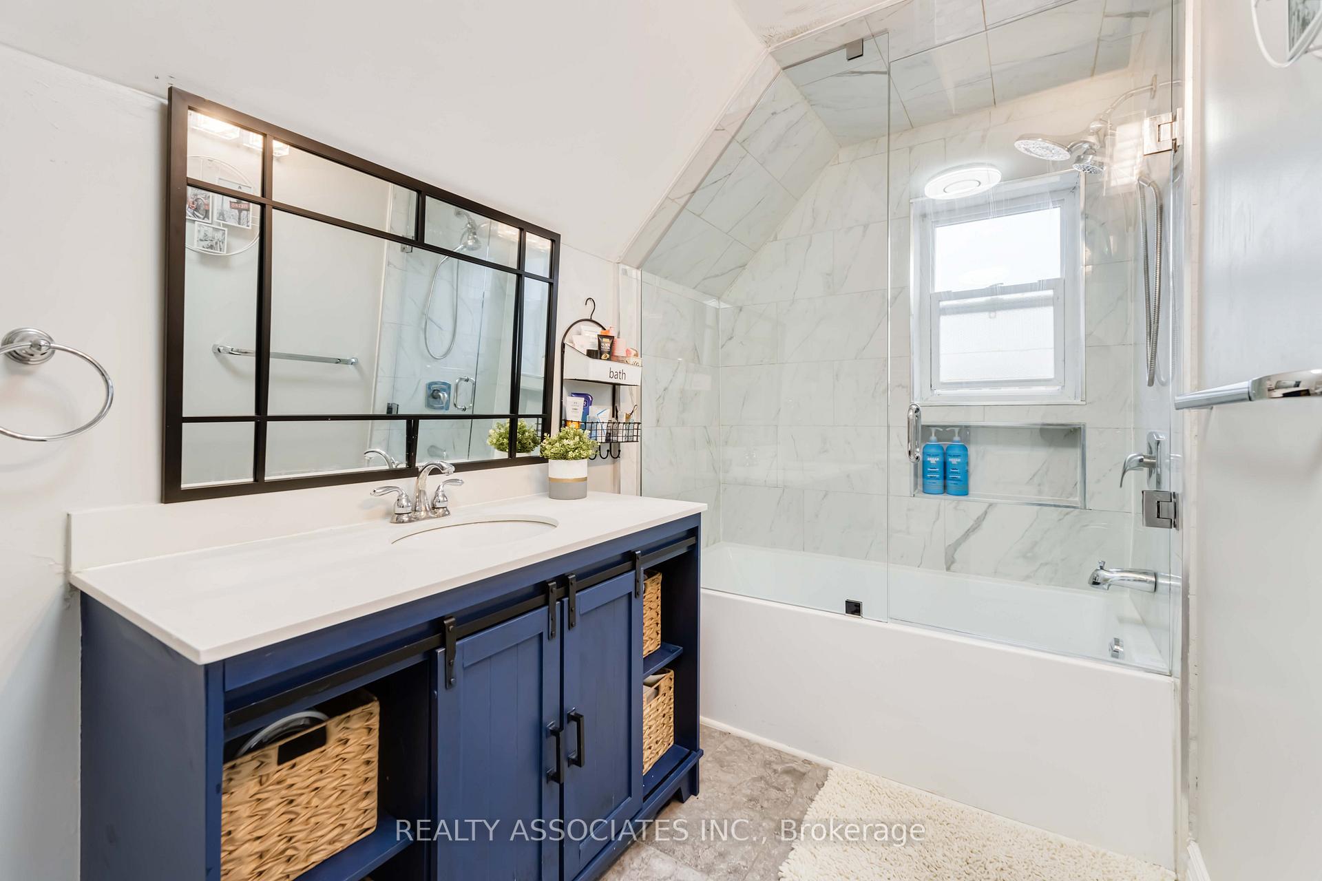 Photo 24 of 49 Connaught Avenue N, Hamilton, Stipley — HOMEH
