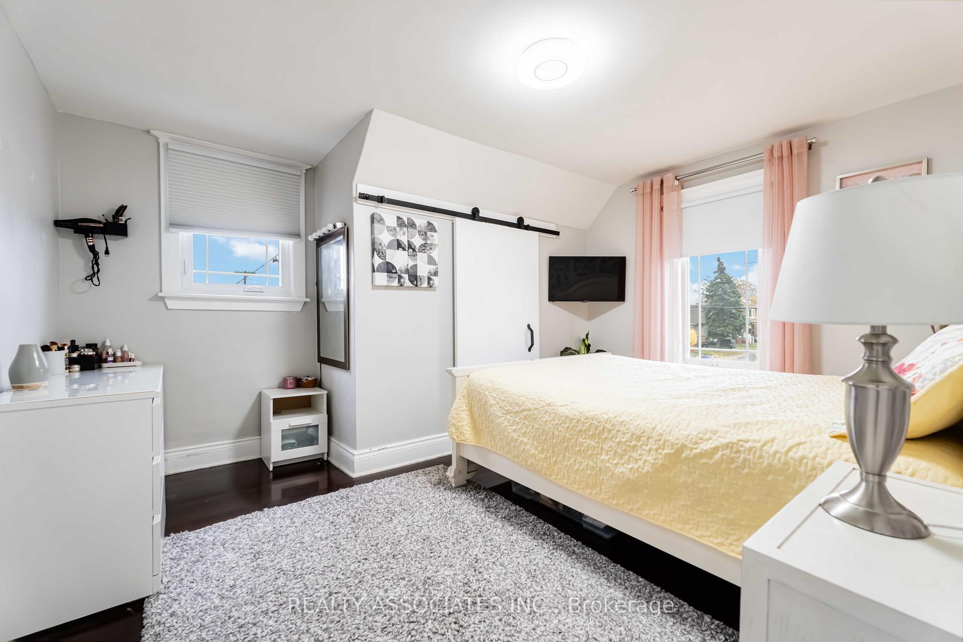 Photo 29 of 49 Connaught Avenue N, Hamilton, Stipley — HOMEH