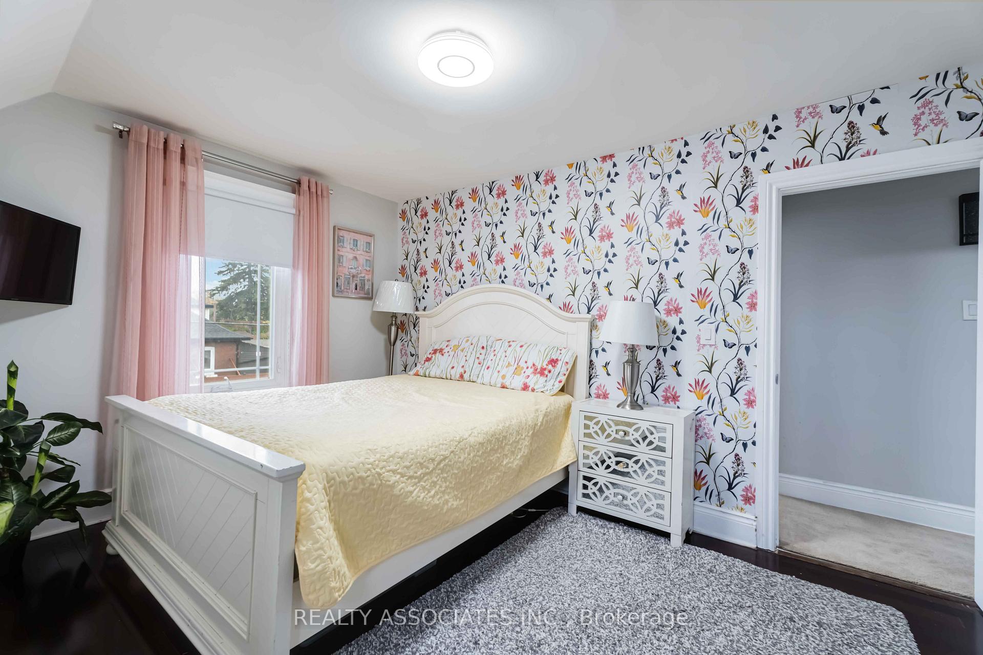 Photo 21 of 49 Connaught Avenue N, Hamilton, Stipley — HOMEH