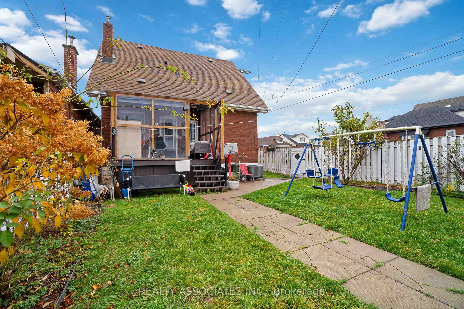 Photo 35 of 49 Connaught Avenue N, Hamilton, Stipley — HOMEH