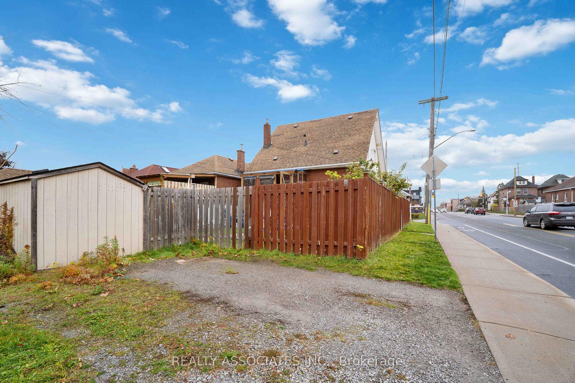 Photo 33 of 49 Connaught Avenue N, Hamilton, Stipley — HOMEH