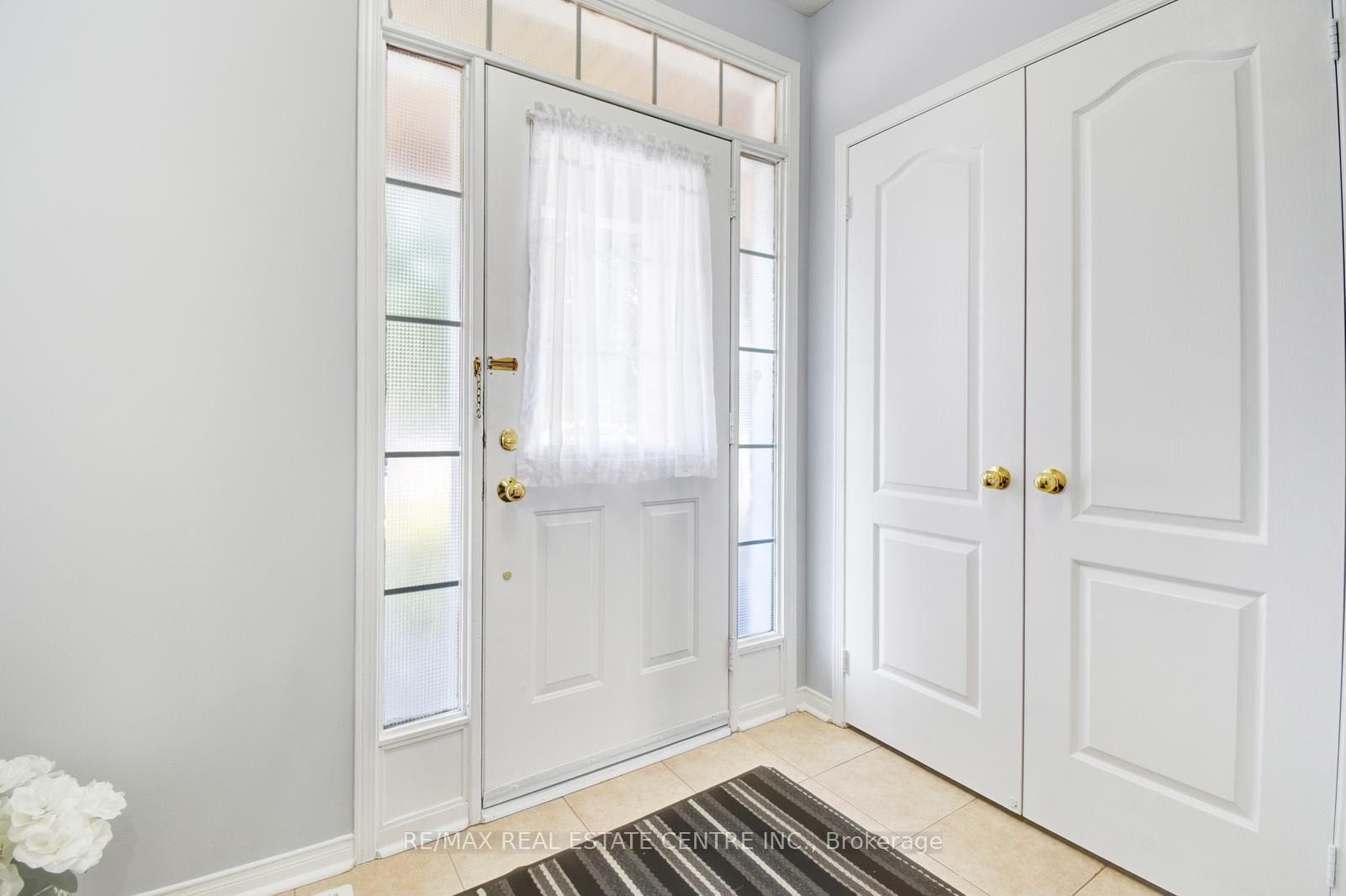 Photo 5 of 103 Botavia Downs Drive, Brampton, Fletcher's Meadow — HOMEH