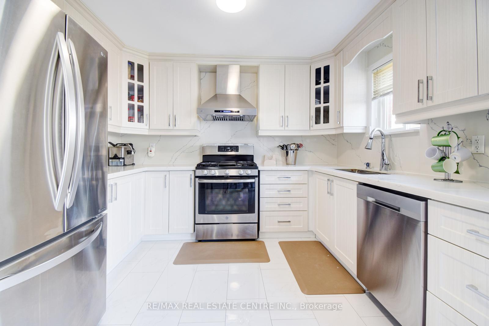 Photo 11 of 103 Botavia Downs Drive, Brampton, Fletcher's Meadow — HOMEH