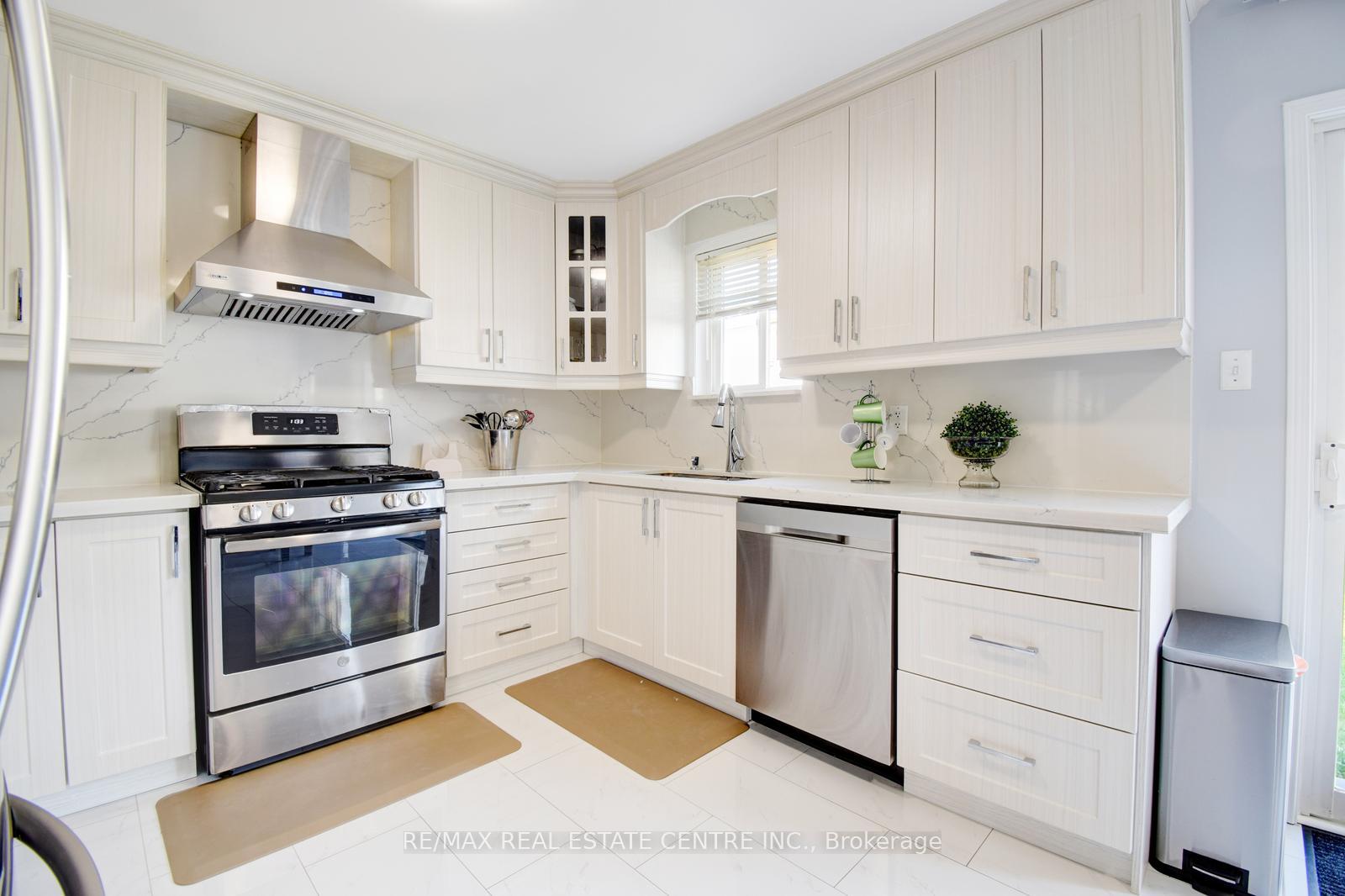 Photo 29 of 103 Botavia Downs Drive, Brampton, Fletcher's Meadow — HOMEH