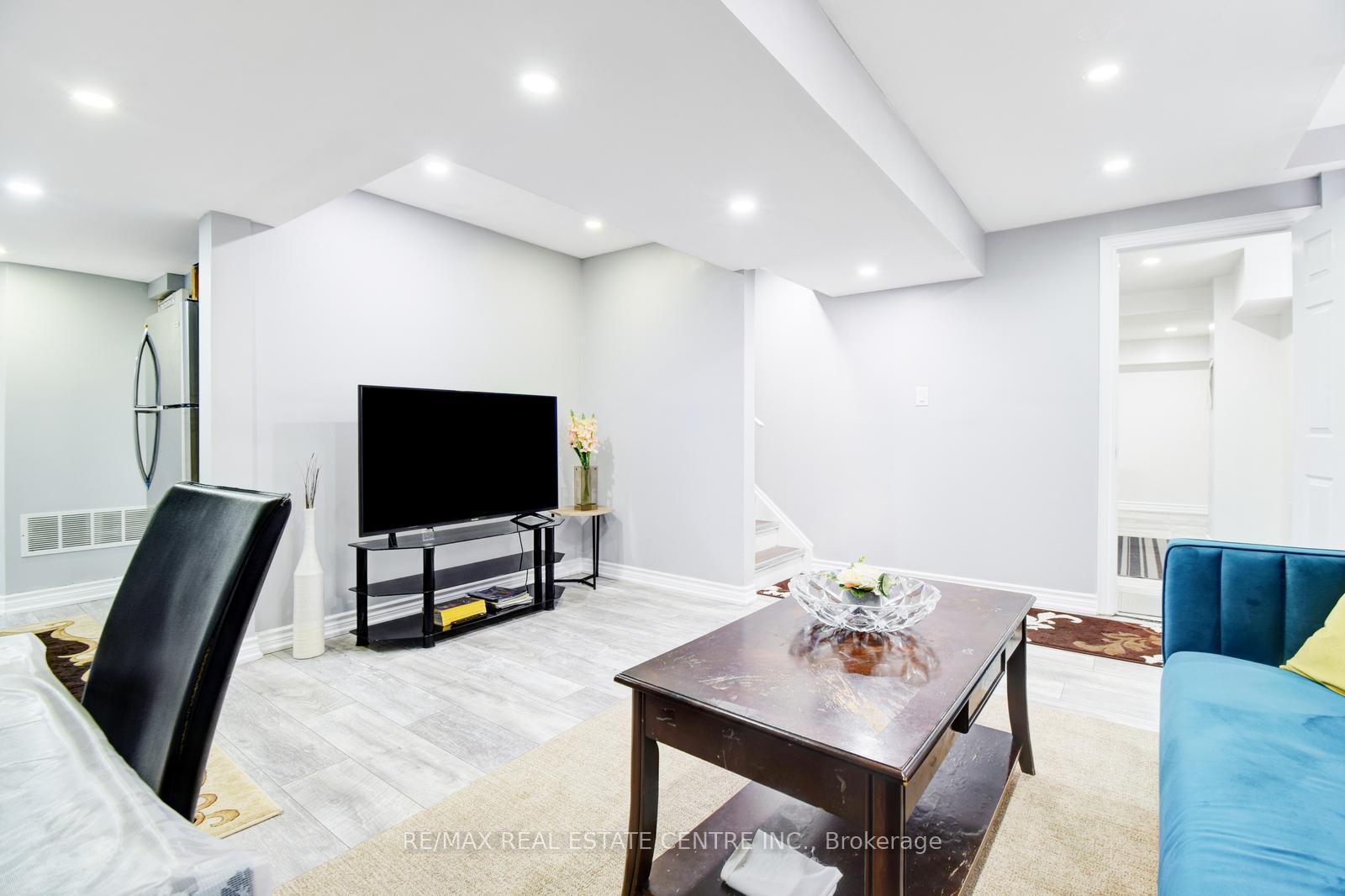 Photo 33 of 103 Botavia Downs Drive, Brampton, Fletcher's Meadow — HOMEH