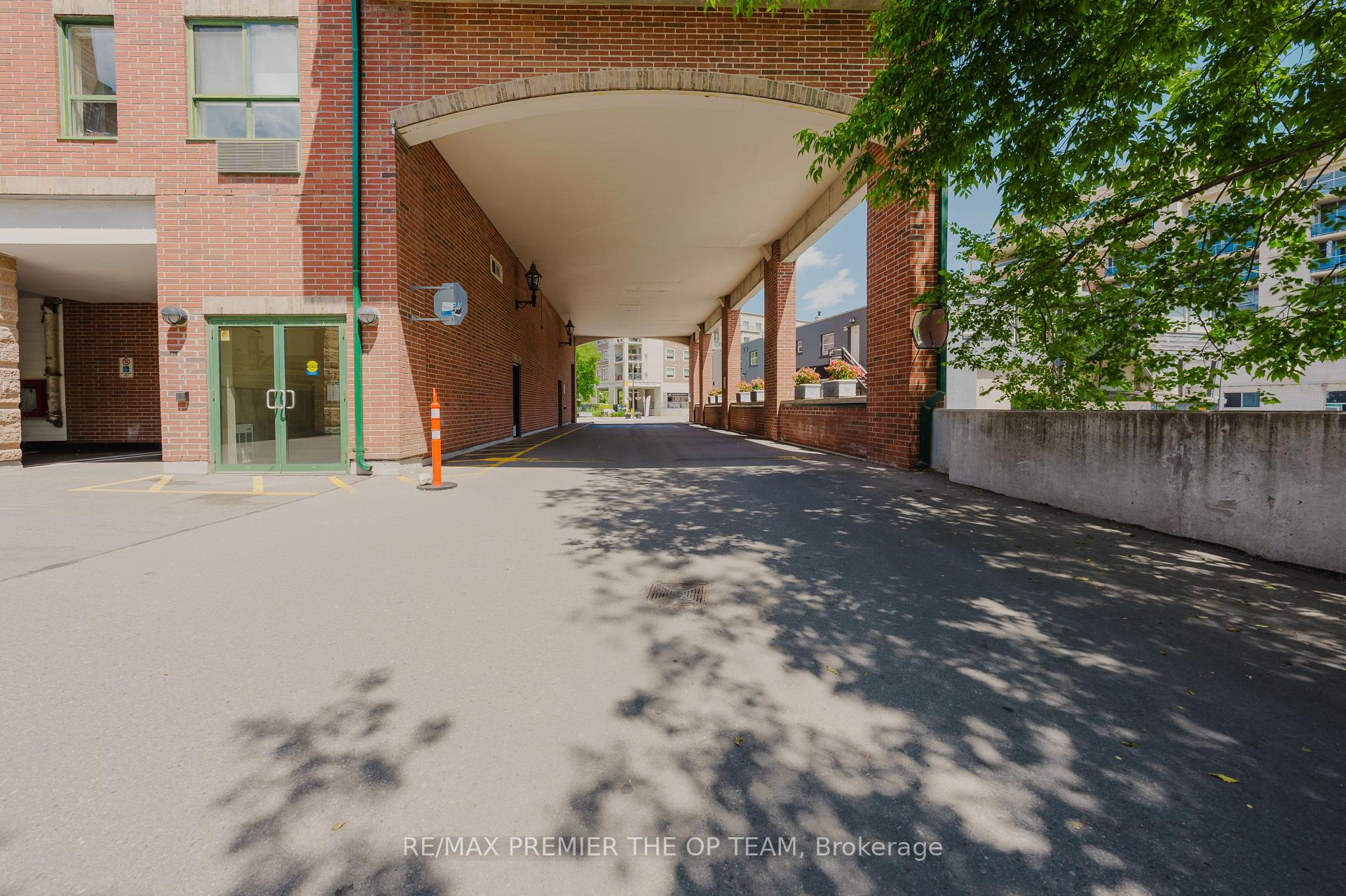 Photo 5 of Unit 321, 121 Woodbridge Avenue, Vaughan, West Woodbridge — HOMEH