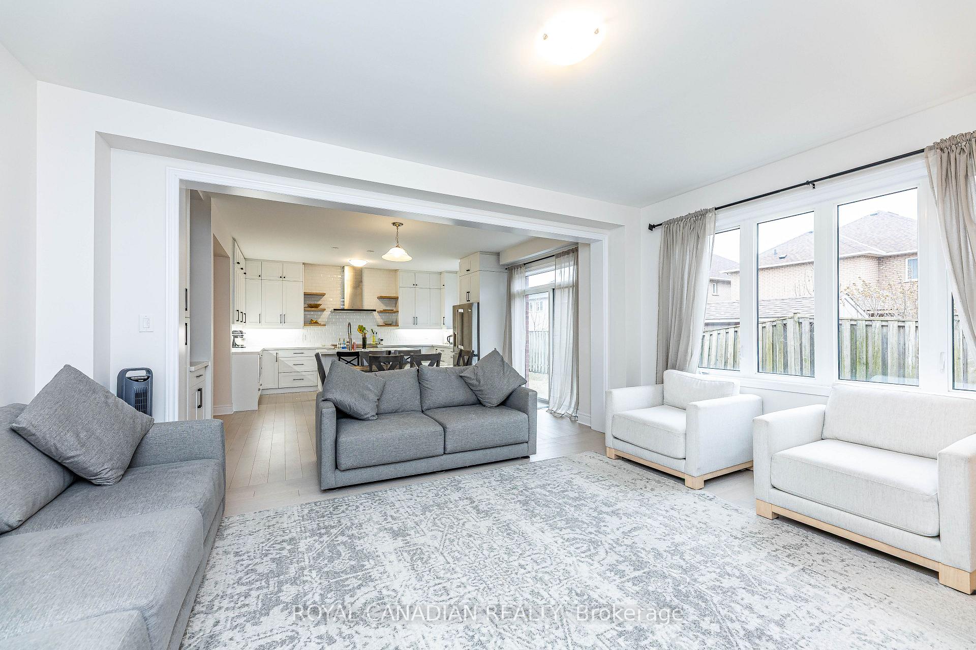 Photo 4 of 111 Jinnah Avenue, Markham, Middlefield — HOMEH
