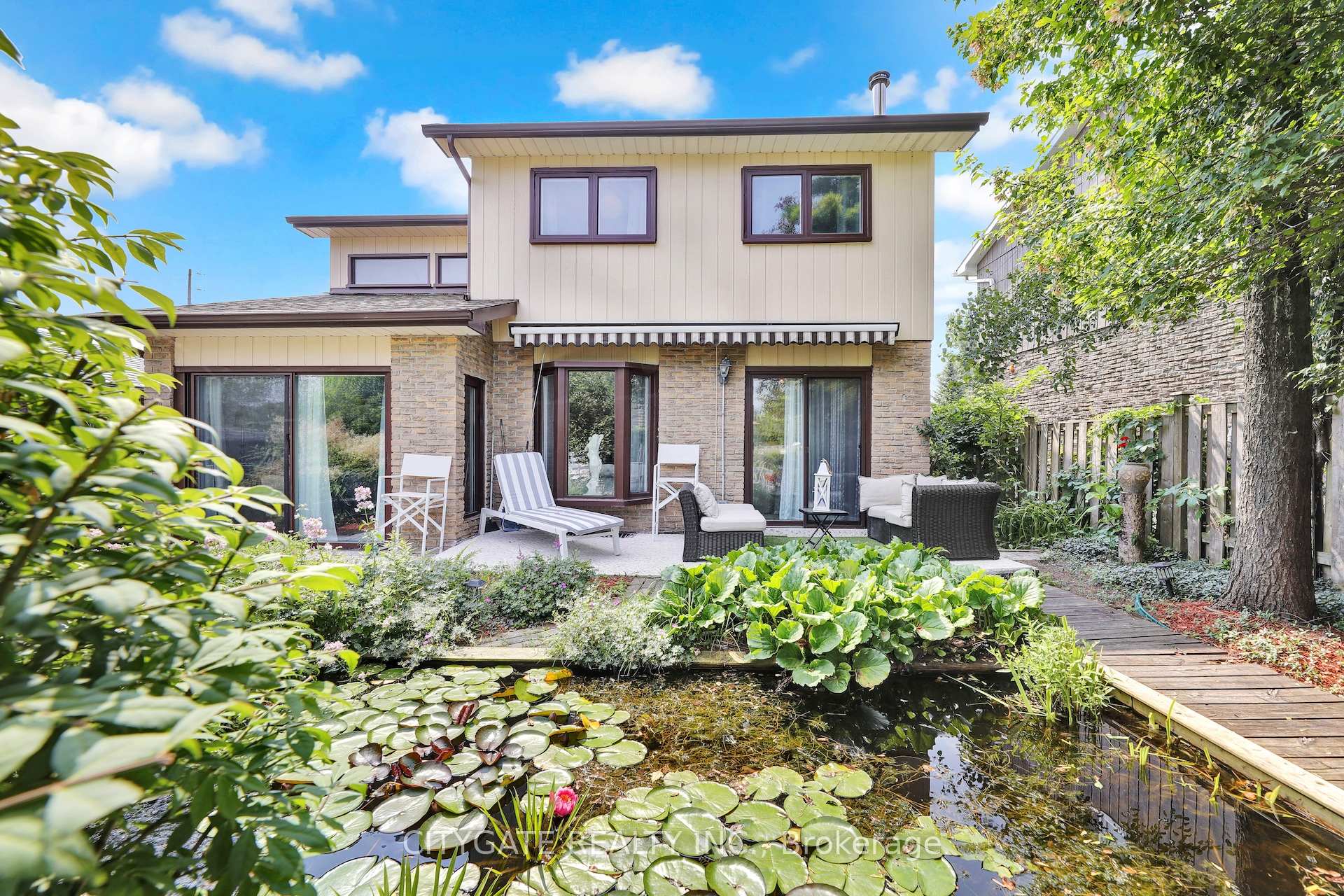 Front of 195 Ellwood Drive W