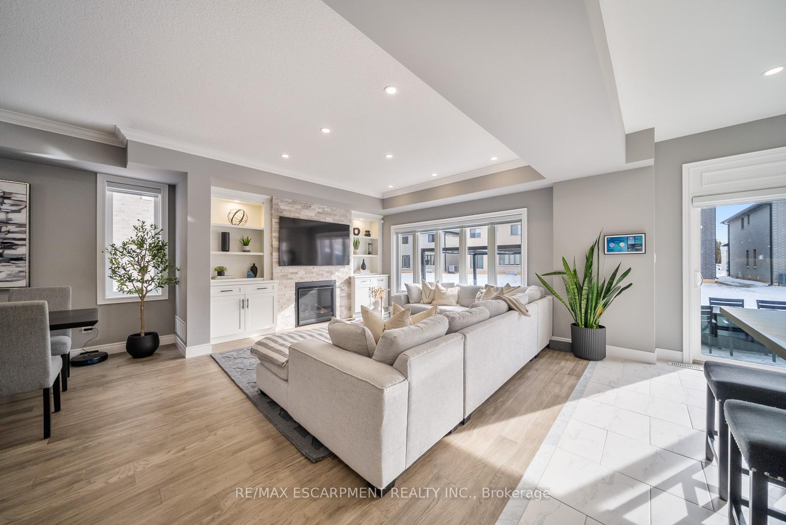 Photo 4 of 36 Miller Drive, Hamilton, Ancaster — HOMEH