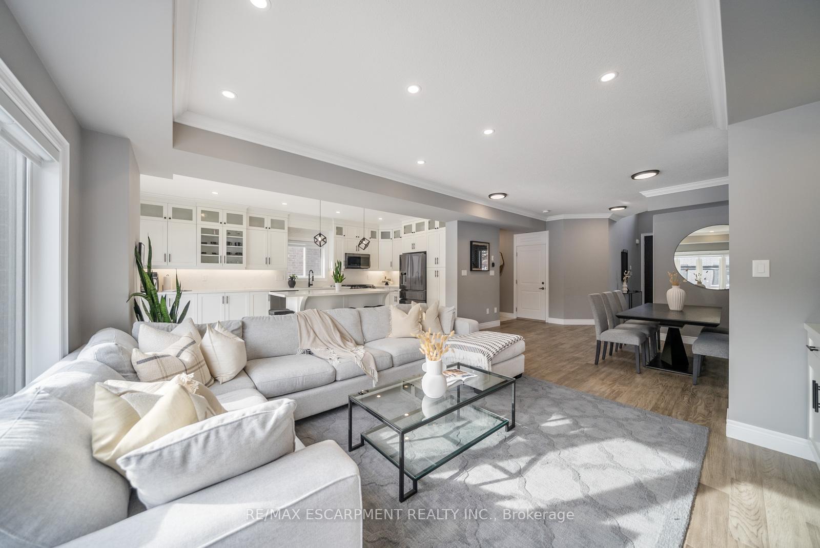 Photo 10 of 36 Miller Drive, Hamilton, Ancaster — HOMEH