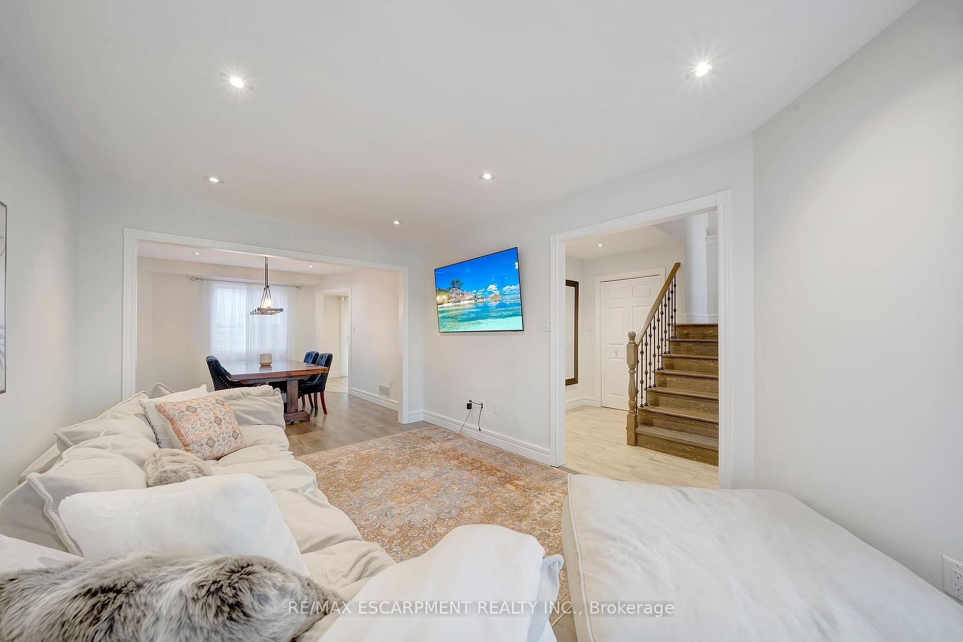 Photo 3 of 37 Dalegrove Crescent, Hamilton, Stoney Creek — HOMEH
