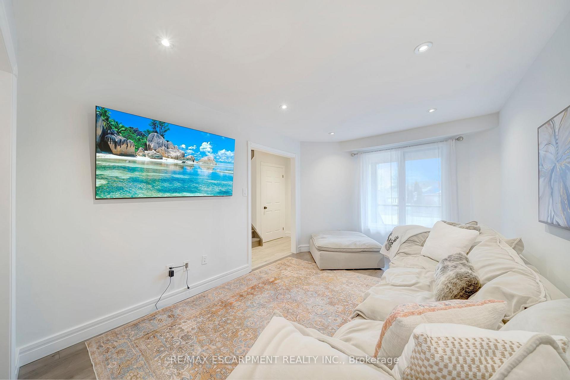 Photo 6 of 37 Dalegrove Crescent, Hamilton, Stoney Creek — HOMEH