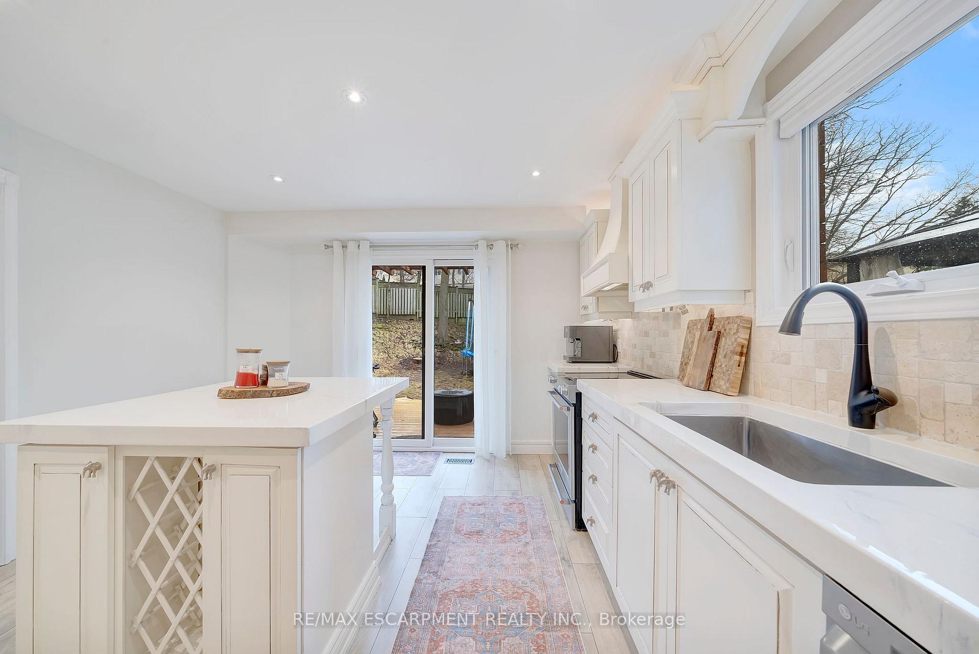 Photo 10 of 37 Dalegrove Crescent, Hamilton, Stoney Creek — HOMEH