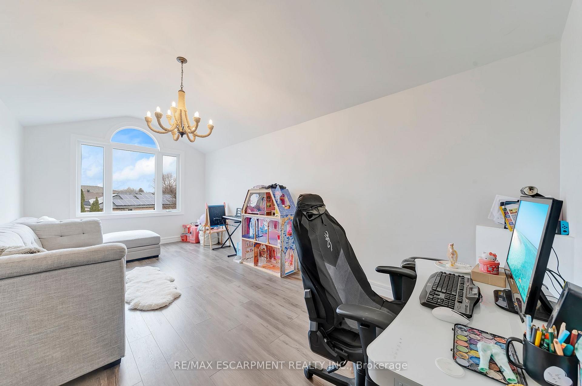 Photo 15 of 37 Dalegrove Crescent, Hamilton, Stoney Creek — HOMEH